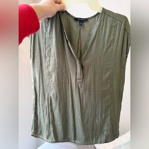 Banana Republic green short-sleeve V-neck blouse size XS
